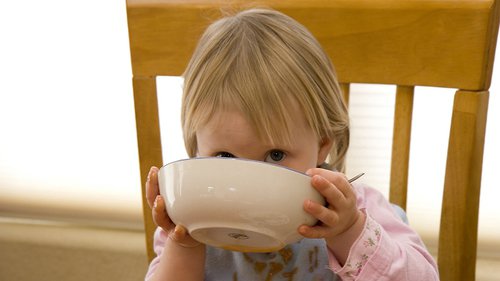 Dziecko jedzące zupę