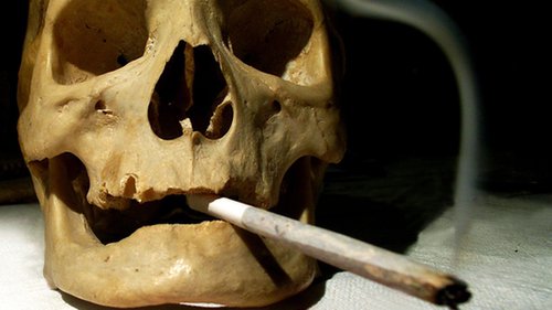 Czaszka z papierosem