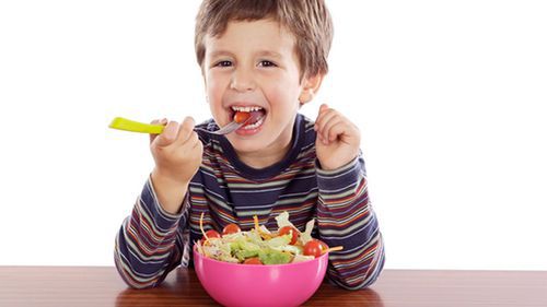 Dziecko jedzące płatki z mlekiem