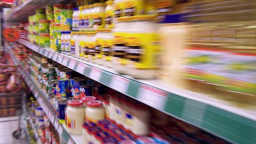 Czy warto kupować produkty light? Półki sklepowe z produktami spożywczymi