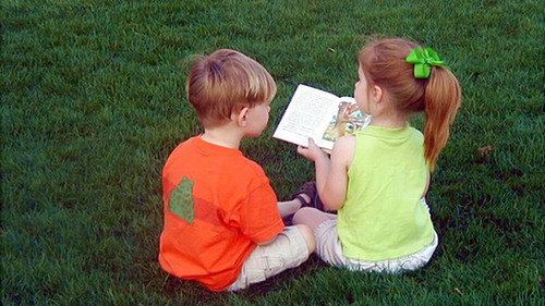 Dzieci czytające ksiązki