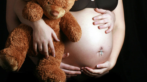 Kobieta w ciąży z partnerem