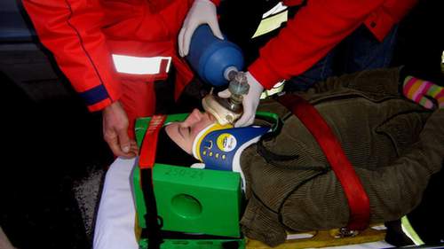 Poszkodowany w wypadku na noszach