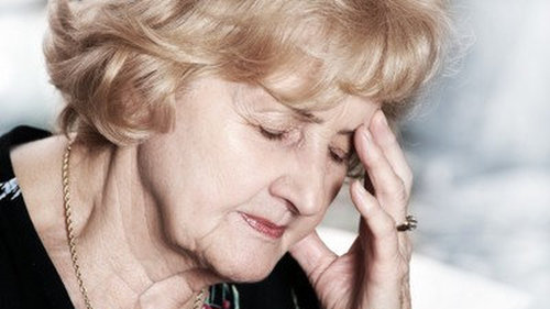 Objawy tętniaka Starsza babcia cierpiąca na ból głowy