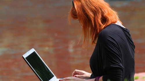 Uzależnienie od Internetu Kobieta z laptopem