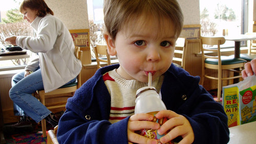 Dziecko pijące jogurt