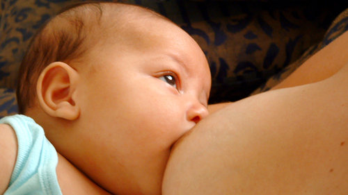 Dziecko ssające pierś matki