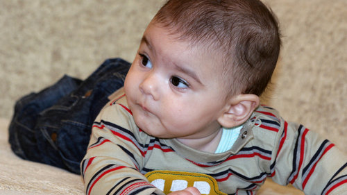 Raczkujące niemowlę