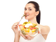 Kobieta jedząca sałatkę