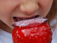 Dziecko jedzące słodycze