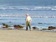 Starszy człowieka spacerujący nad morzem