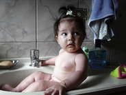 Dziewczynka w wanience podczas kąpieli