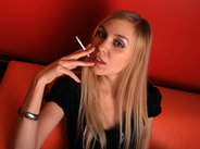 ładna kobieta blondynka paląca papierosa