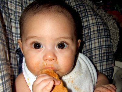 Dziecko jedzące ciastko