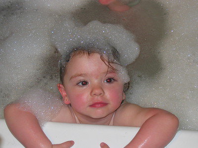 Kąpiel dziecka w wannie