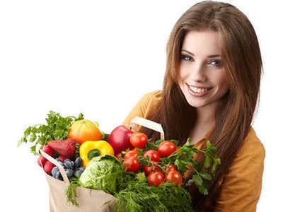 Kobieta trzymająca kosz z warzywami