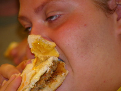 Mężczyzna jedzący hamburgera