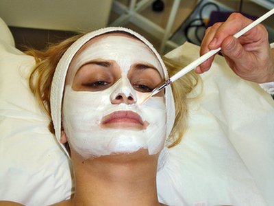 Kobieta podczas zabiegu kosmetycznego na twarz