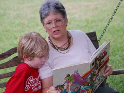 Babcia i wnuk czytają książki