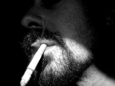 Mężczyzna z papierosem