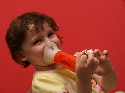 Dziecko z inhalatorem