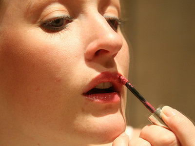 Kobieta malująca usta