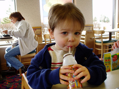 Dziecko pijące jogurt