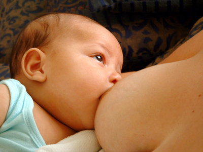Dziecko ssające pierś matki