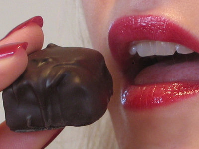 Kobieta zjadająca czekoladkę