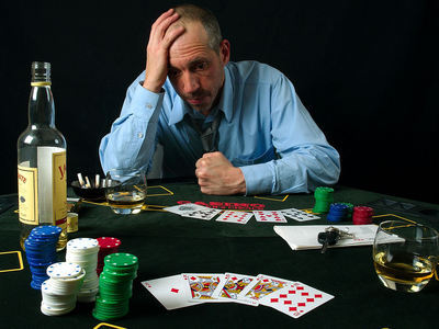 Mężczyzna grający w karty